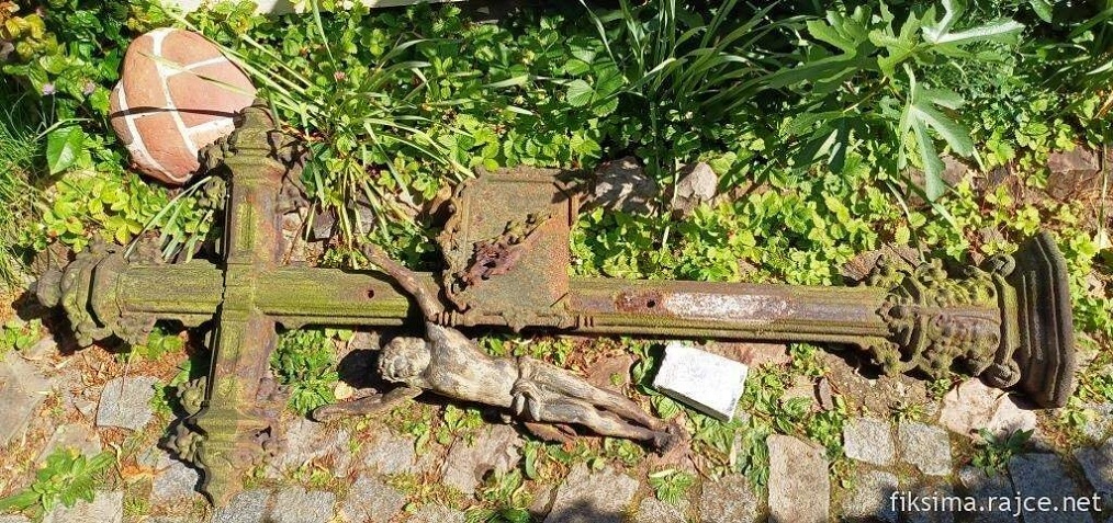 5 Tetínský kříž před renovací (2)